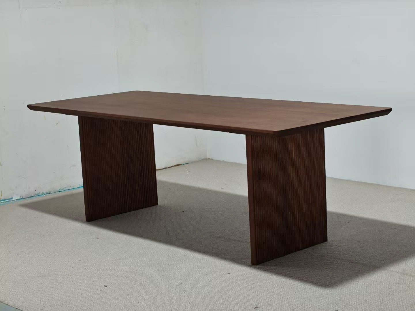 Round dining table in marble