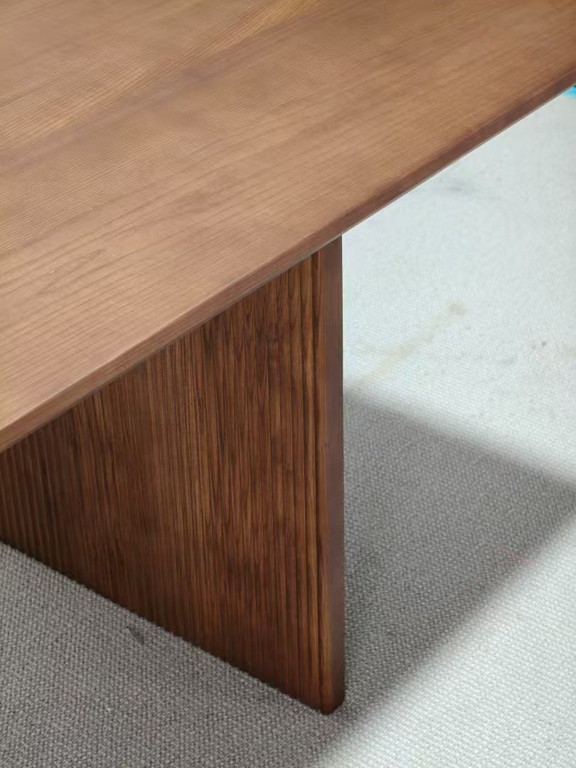Round dining table with central base
